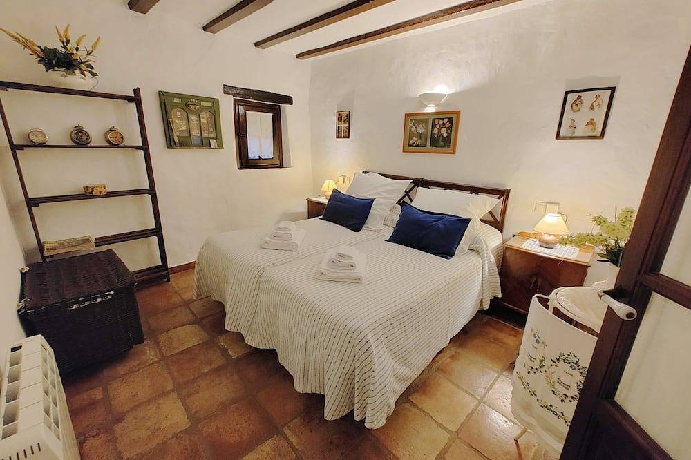 La Vuelta Chica in Villaluenga del Rosario, Pueblos Blancos