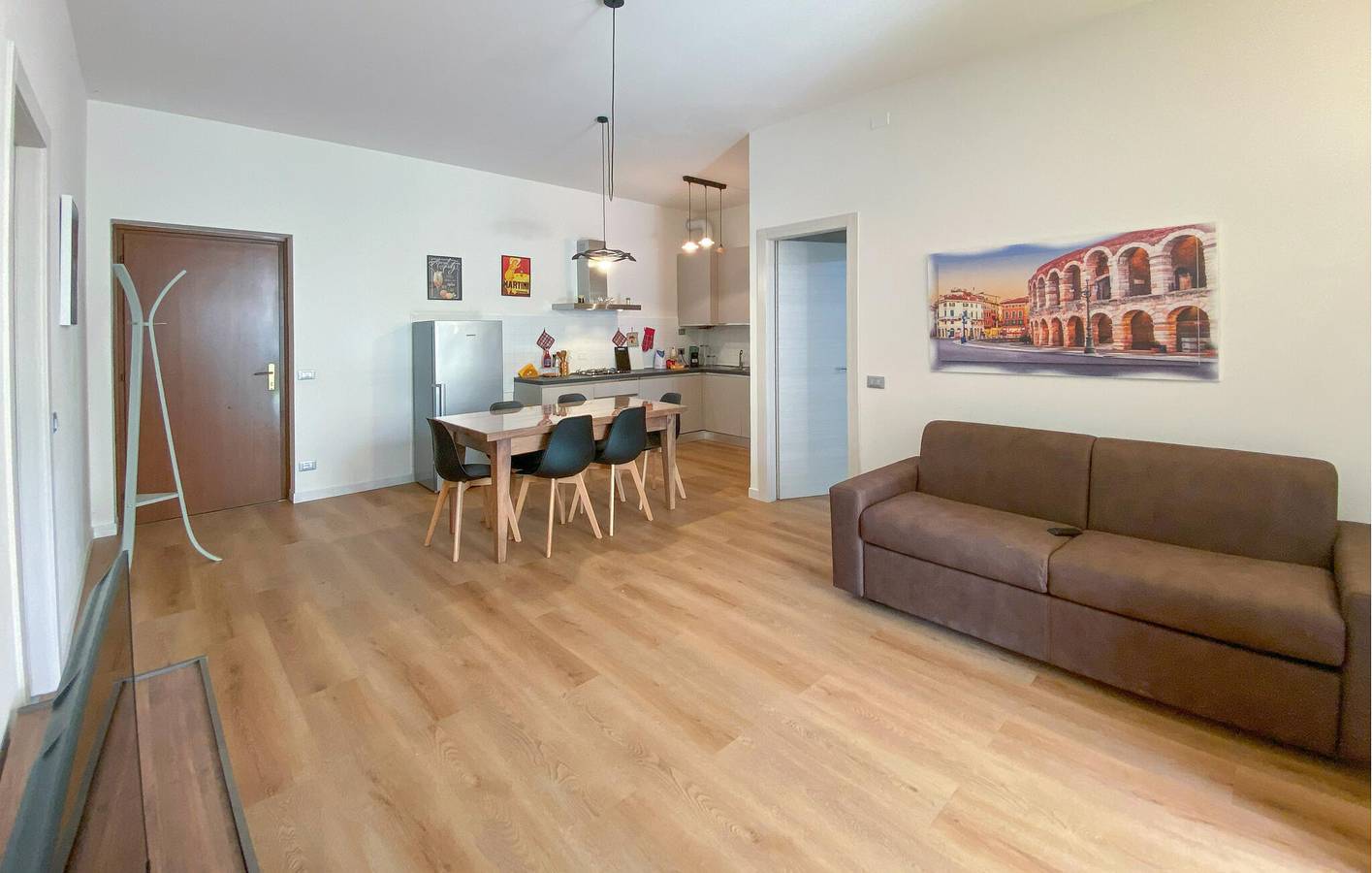 Geheel vakantieappartement, Appartement op de bovenste verdieping met AC, WiFi, parkeerplaats - dicht bij het stadscentrum in Pescantina, Provincie Verona