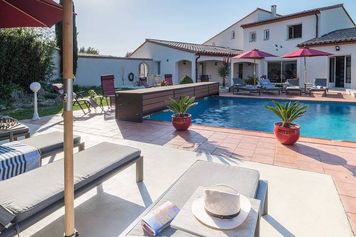 Gîte pour 2 personnes, avec jardin ainsi que terrasse et piscine à Théza