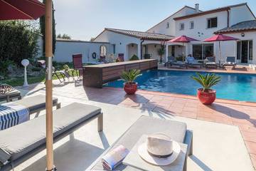 Gîte pour 2 personnes, avec terrasse ainsi que jardin et piscine à Théza