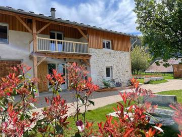 Gîte pour 12 personnes, avec jardin et vue dans Brénaz
