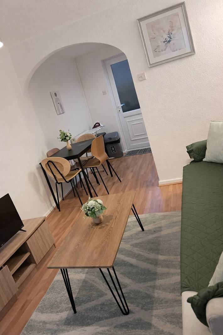 2 Bed Home - Parking for 2, Wifi & Garden in Nottingham, East Midlands