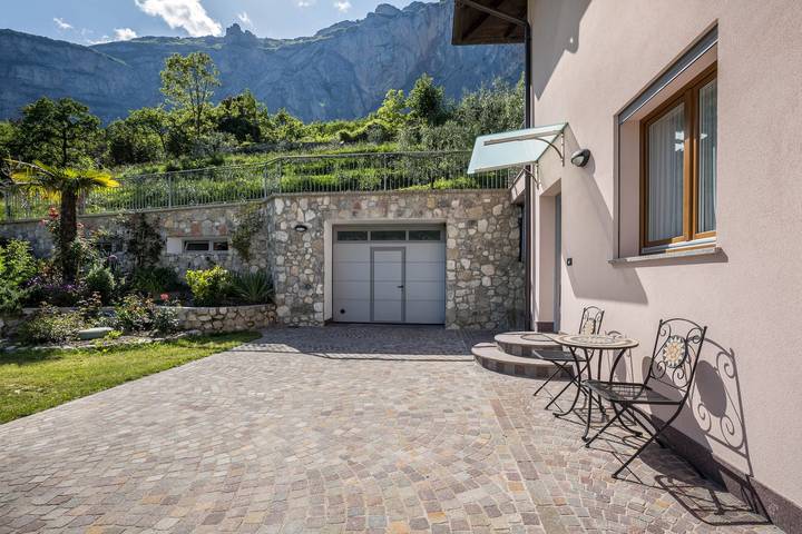 Entire studio, Studio 'Monte Brento Gaggiolo 1' with Mountain View and Private Garden in Dro, Garda Mountains