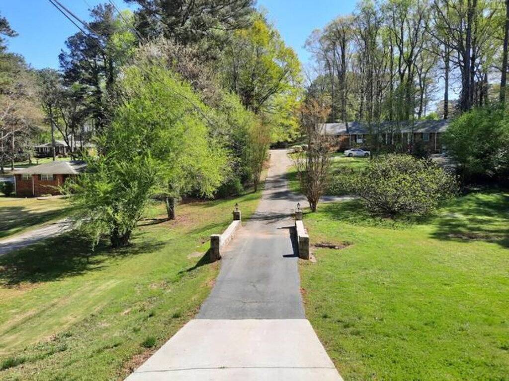 Large Home Close to Attractions Sleeps 20+ in East Point, Fulton County