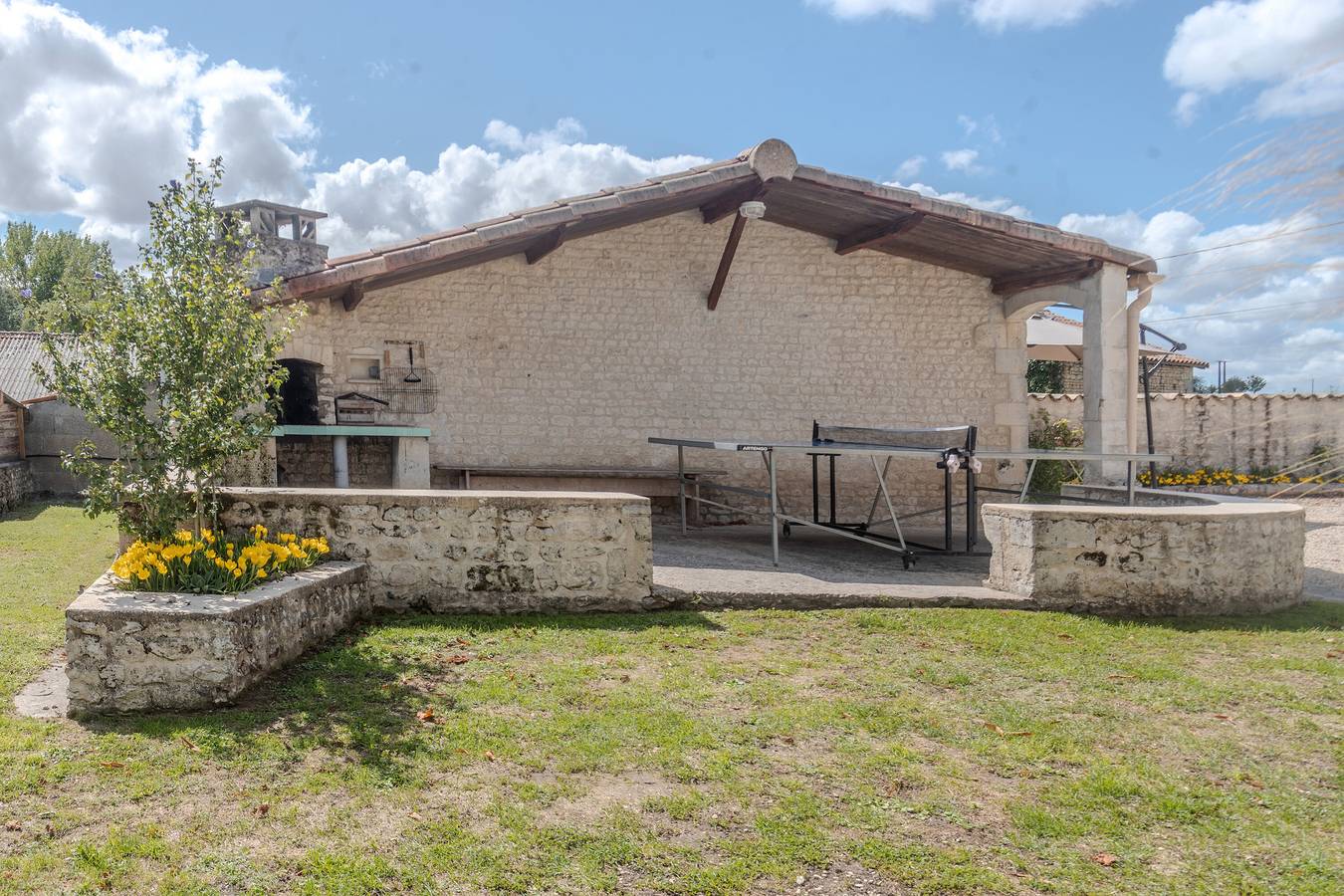 Maison 'Les Roses De Jonzac' avec piscine privée, terrasse privée et Wi-Fi in Mortiers, Région de Jonzac