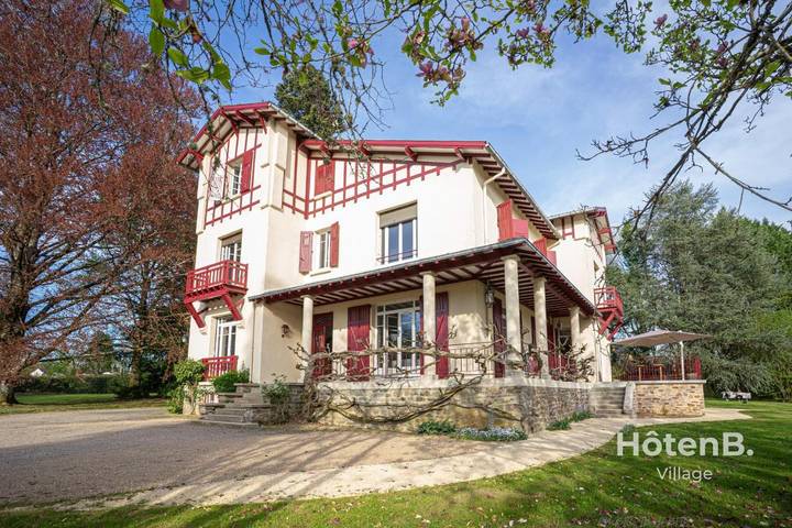 Location de vacances pour 14 personnes, avec jardin ainsi que piscine et vue à Lubersac - 2