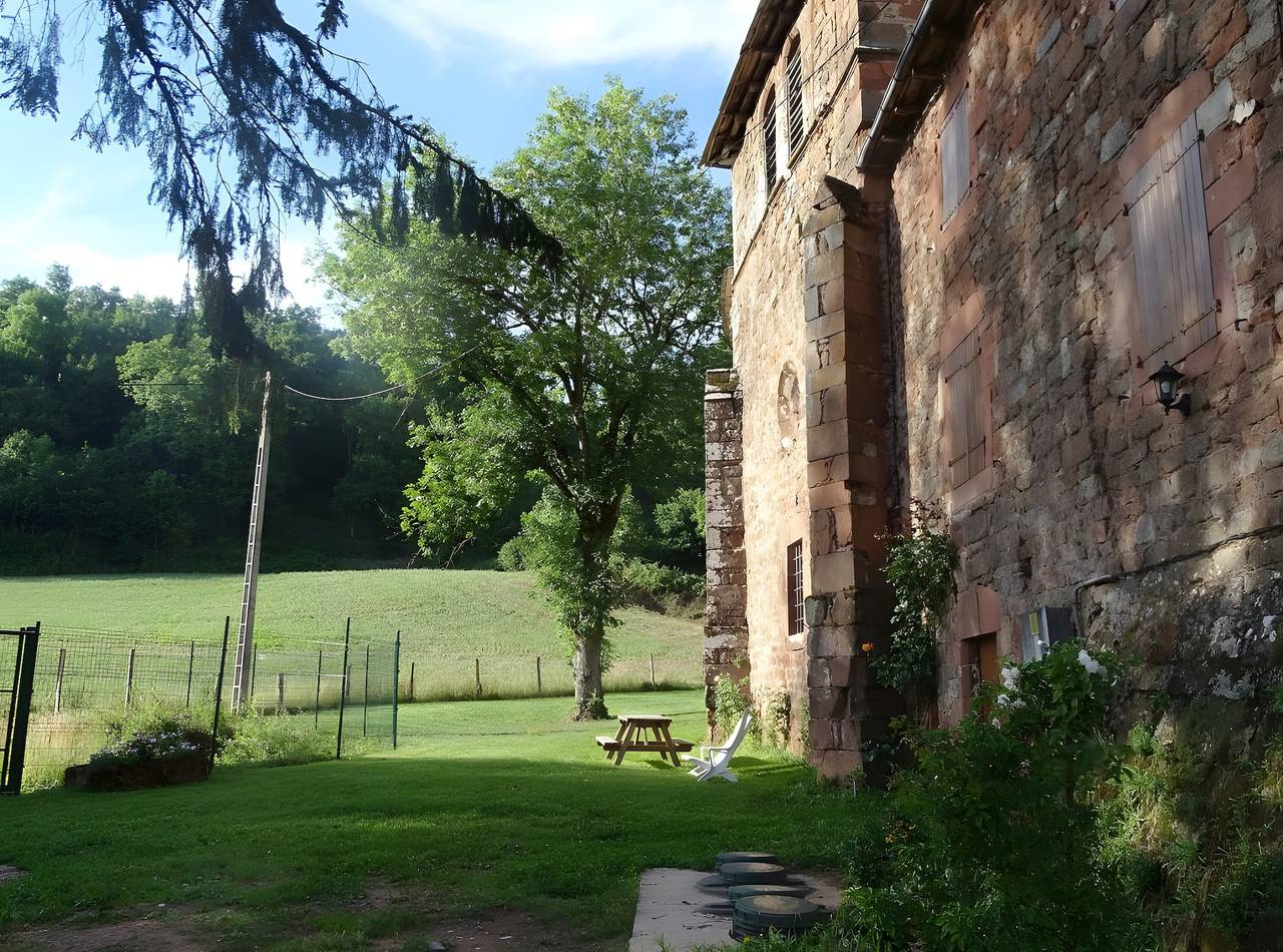 Gîte de Ségonzac : vue sur le lac, terrasse privée et Wi-Fi in Villecomtal, Aveyron