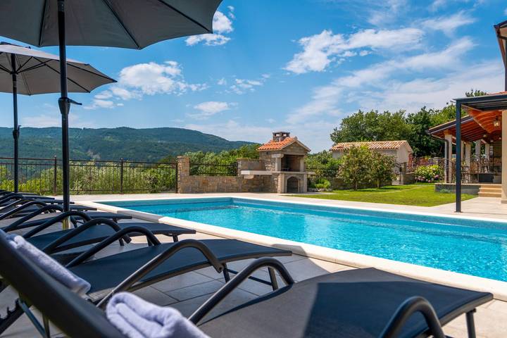 Location de vacances pour 8 personnes, avec piscine et terrasse à Buzet - 4