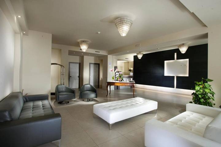 Appart’hôtel pour 4 personnes, avec Balcon ainsi que Terrasse et Piscine à Cesenatico