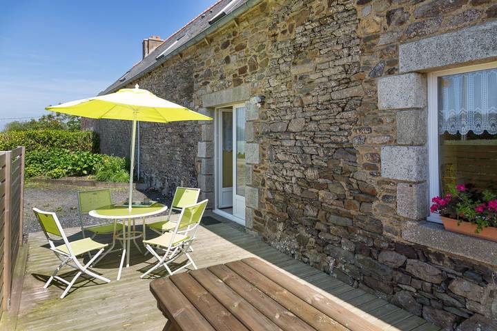 Gîte pour 4 personnes, avec terrasse ainsi que piscine et jardin, animaux acceptés à Pleudaniel - 2