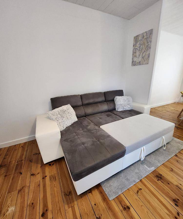Appartement entier, Two-Bedroom Apartment in Vic-sur-Cère, Région d'Aurillac