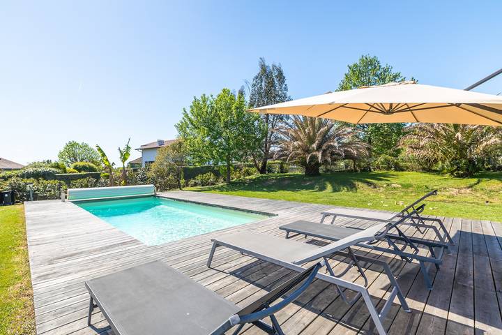 Villa Joana - piscine, grand jardin, 4 chambres in Arbonne, Région de Bayonne