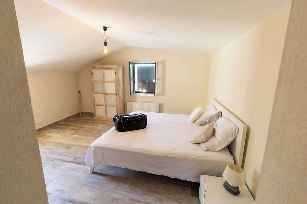 3.5-hectare private estate — heated pool, tennis and padel courts, sleeps 11 in Romans-sur-Isère, Región de Valence
