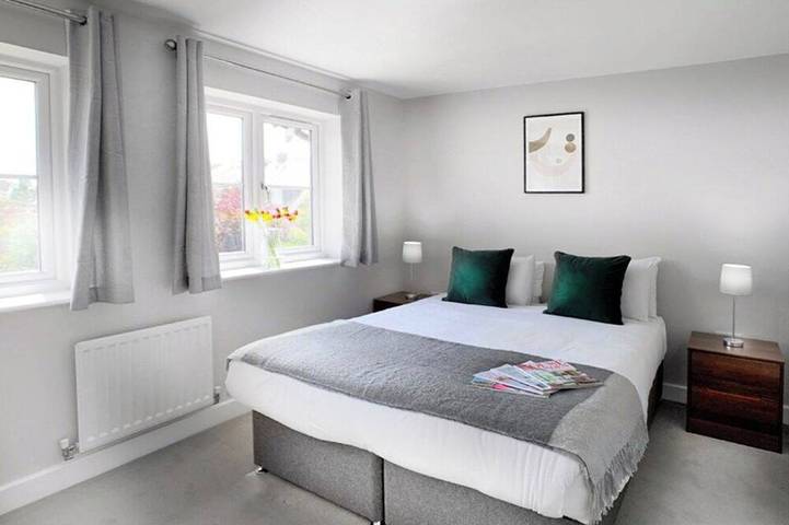 2 Bed House, Garden, Parking, Pets Welcome in Wokingham, Berkshire