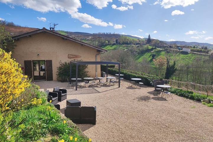 Location de vacances pour 15 personnes, avec terrasse et jardin, animaux acceptés à Courzieu