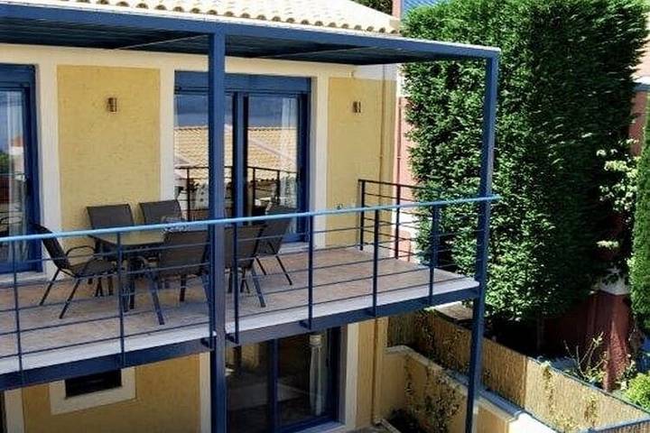 Villa pour 4 personnes, avec Balcon et Terrasse ainsi que Jardin et Bassin pour enfant dans Mparmpati