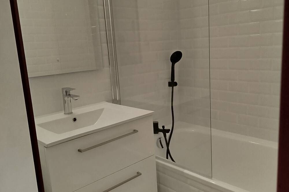 Entire apartment, Charming mountain apartment with balcony. in Mijoux, Parc naturel régional du Haut-Jura