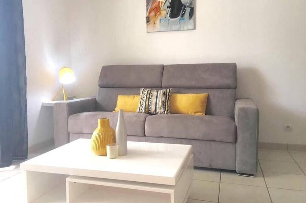 Entire apartment, Modern studio in quiet, secure downtown location in La Possession, La Réunion