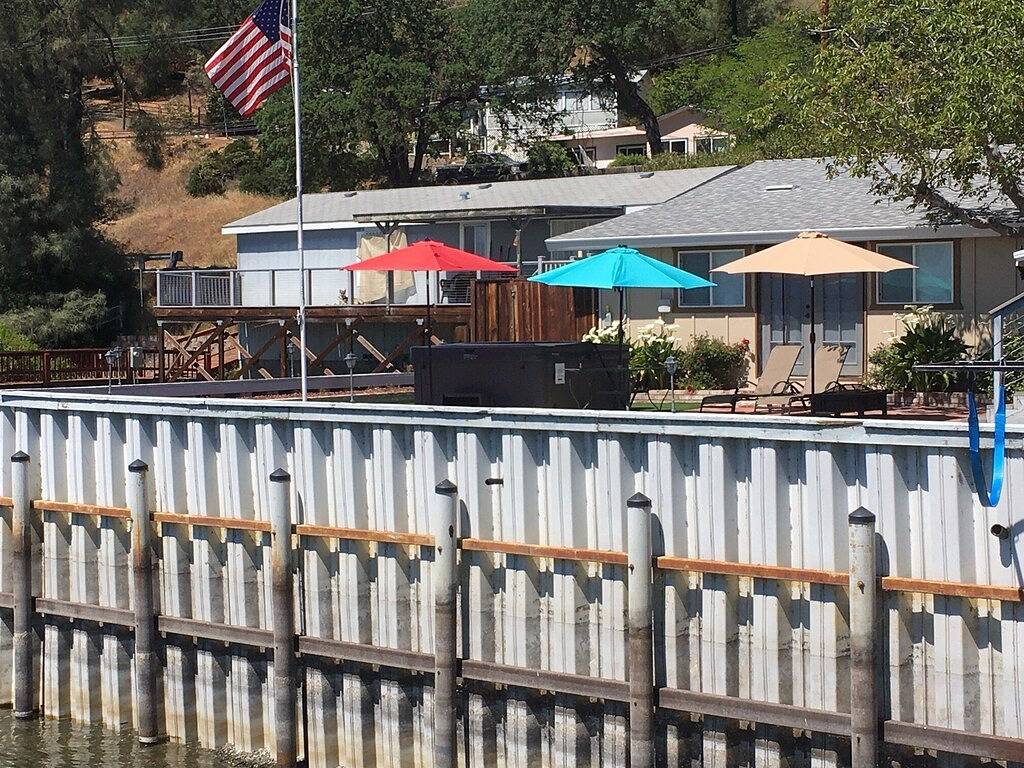 Beautiful 5 Bedroom, 3 bath waterfront home on Clearlake w/private hot tub in California North Coast