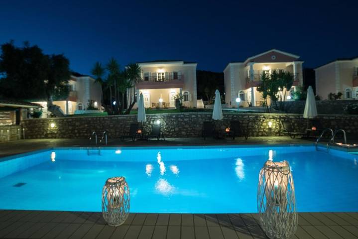 Appartement de vacances pour 2 personnes, avec jardin et bassin pour enfant ainsi que piscine et vue