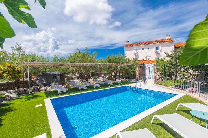 Ferienhaus für 12 Personen, mit Terrasse und Garten sowie Pool, mit Haustier