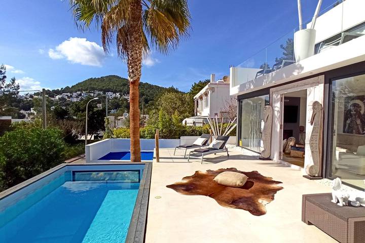 Holiday rental for 12 people, with terrace and hot tub as well as garden in Cala Llonga