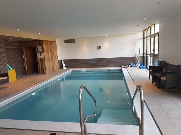 Appart’hôtel pour 4 personnes, avec piscine ainsi que jardin et sauna, animaux acceptés