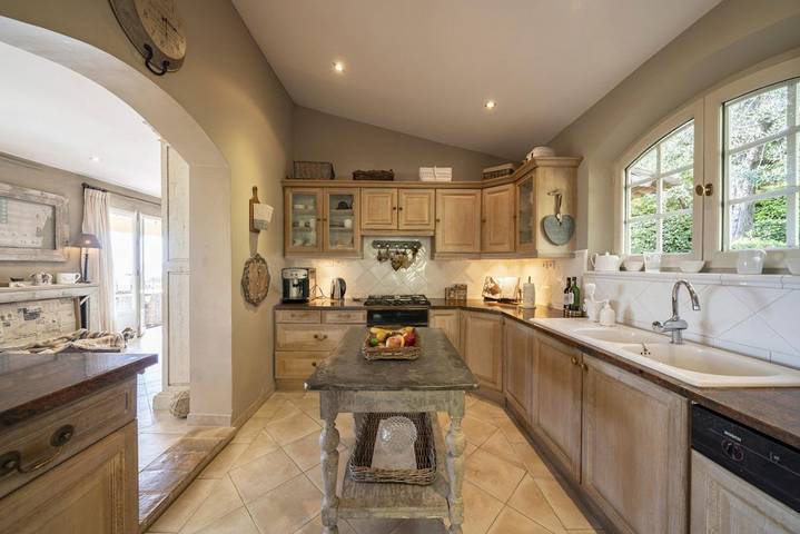 Location de vacances pour 8 personnes, avec terrasse et jardin à Châteauneuf-Grasse - 4