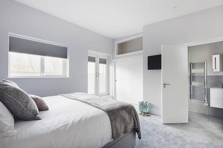 Oceanwalk - sleeps 8 guests  in 4 bedrooms in Perranporth, Cornwall