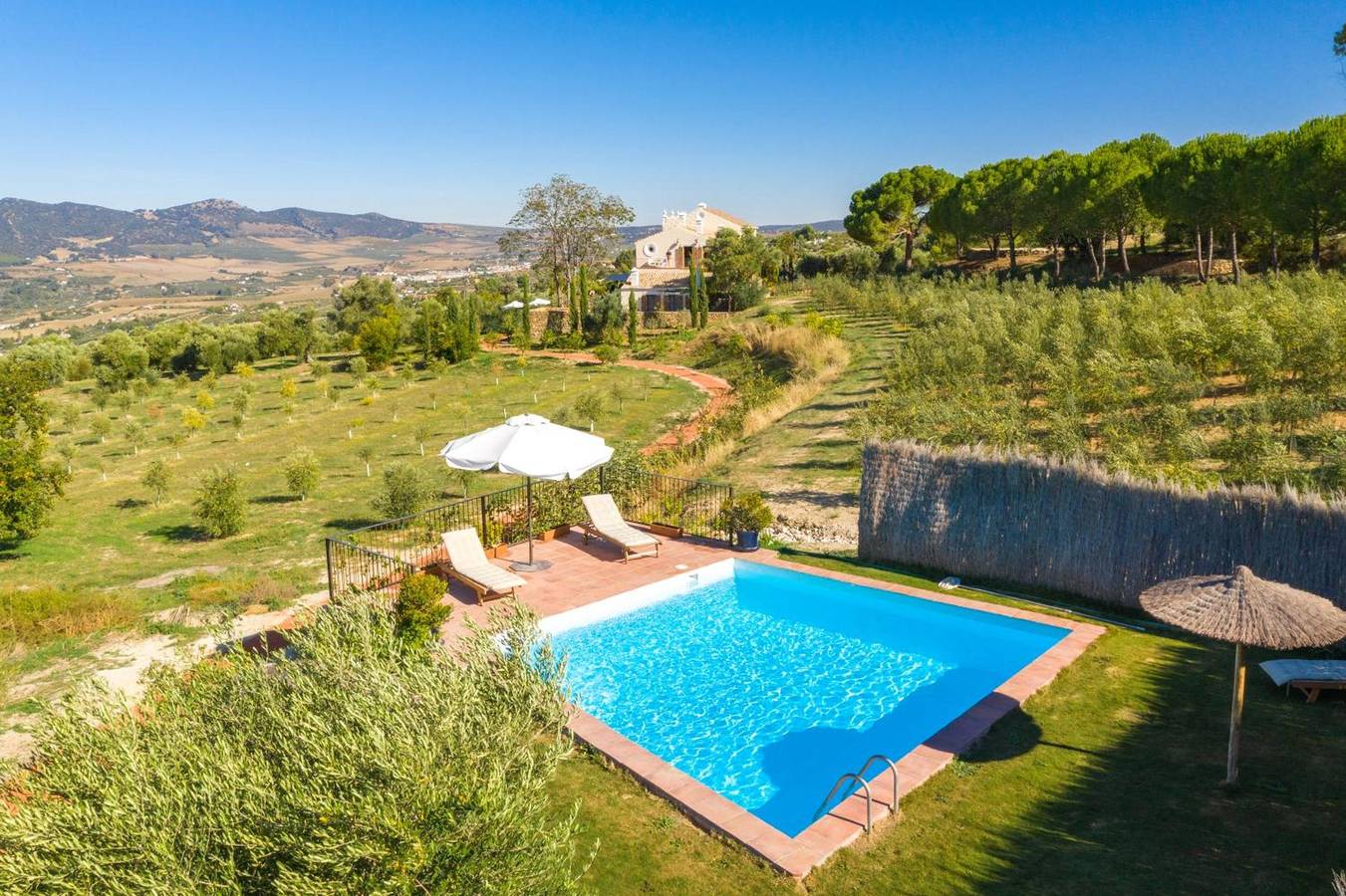 Country House 'Cortijo La Almazara with Mountain View, Wi-Fi and Air Conditioning in Ronda, Málaga Province