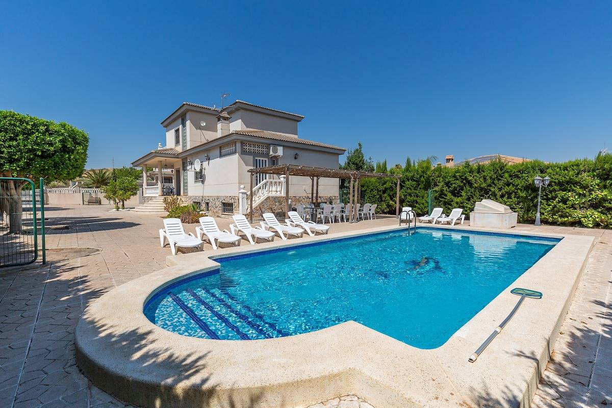 Fidalsa Grand White House in Muchamiel, Costa Blanca
