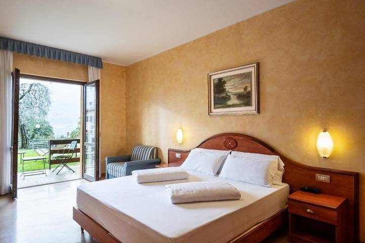 Hôtel pour 2 personnes, avec piscine et sauna ainsi que jardin et vue à Limone sul Garda