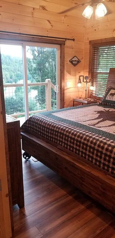 Hot Tub! Sleeps 5! Dog friendly w/View. Near Wcu, Casino in Jackson County