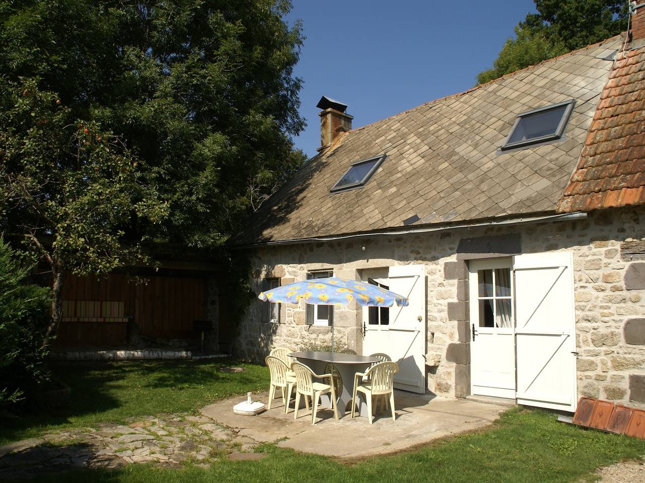 Encantadora casa de vacaciones con jardín cerrado. in Saint-Merd-la-Breuille, Parque Natural Regional de Millevaches en Lemosín