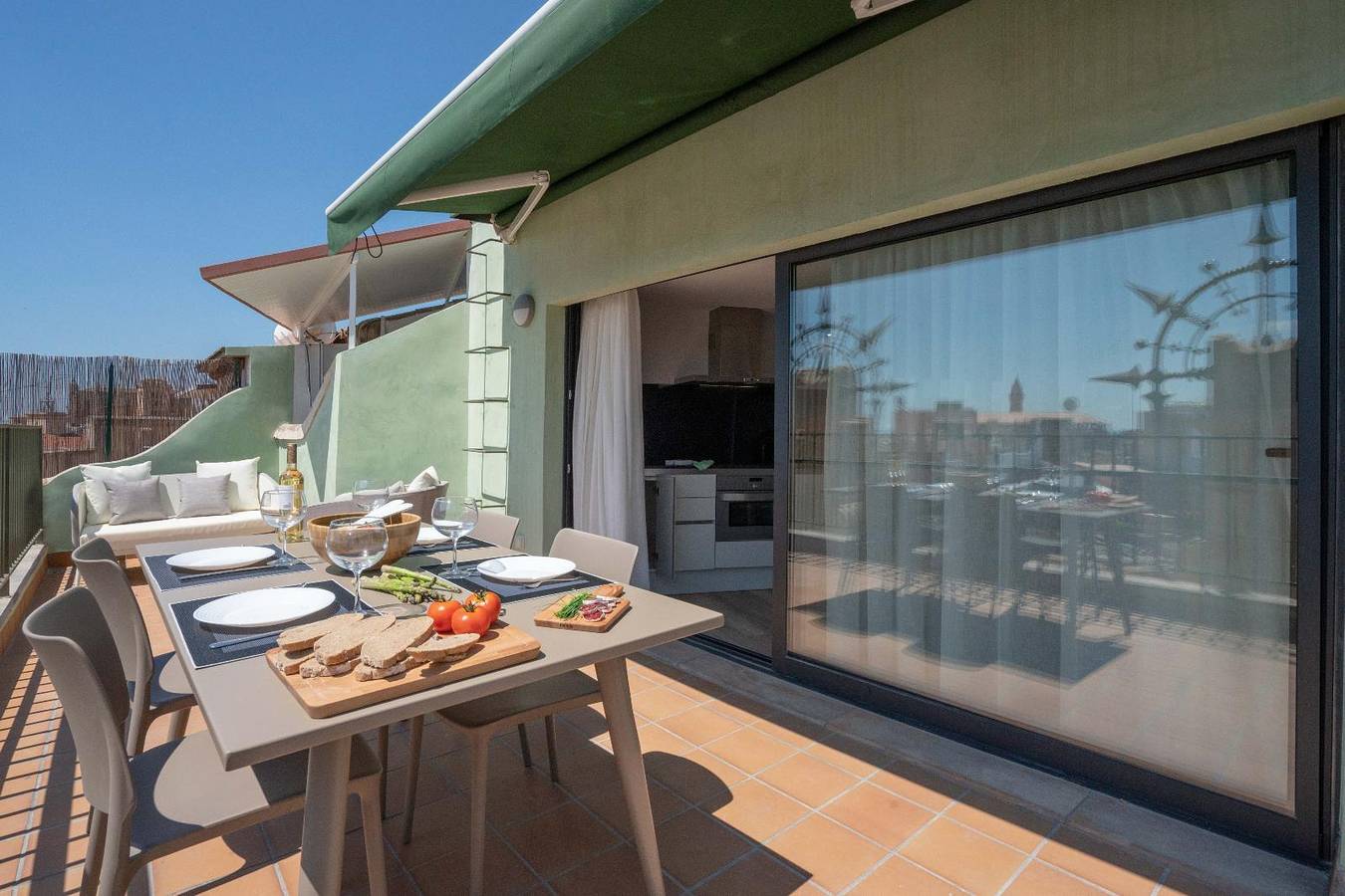 Ganze Wohnung, Ferienwohnung für 4 Personen mit Balkon/Terrasse in Palma Altstadt, Palma