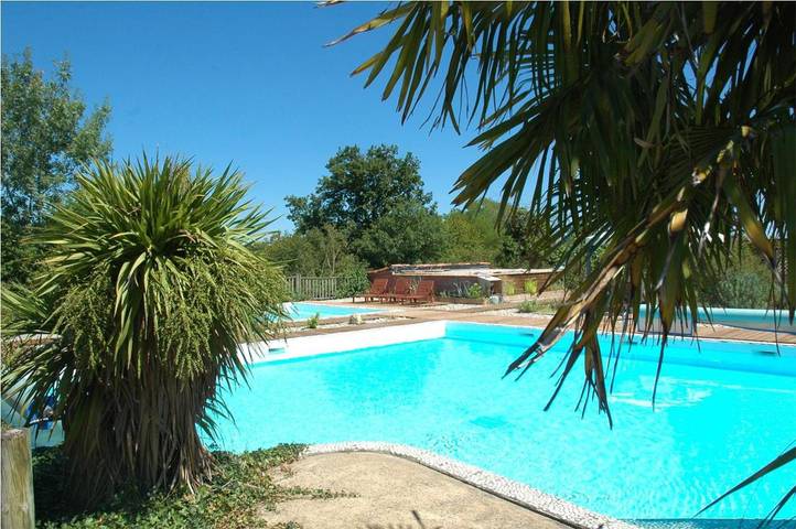 Location de vacances pour 2 personnes, avec bassin pour enfant et jardin ainsi que piscine et vue à Livers-Cazelles - 4