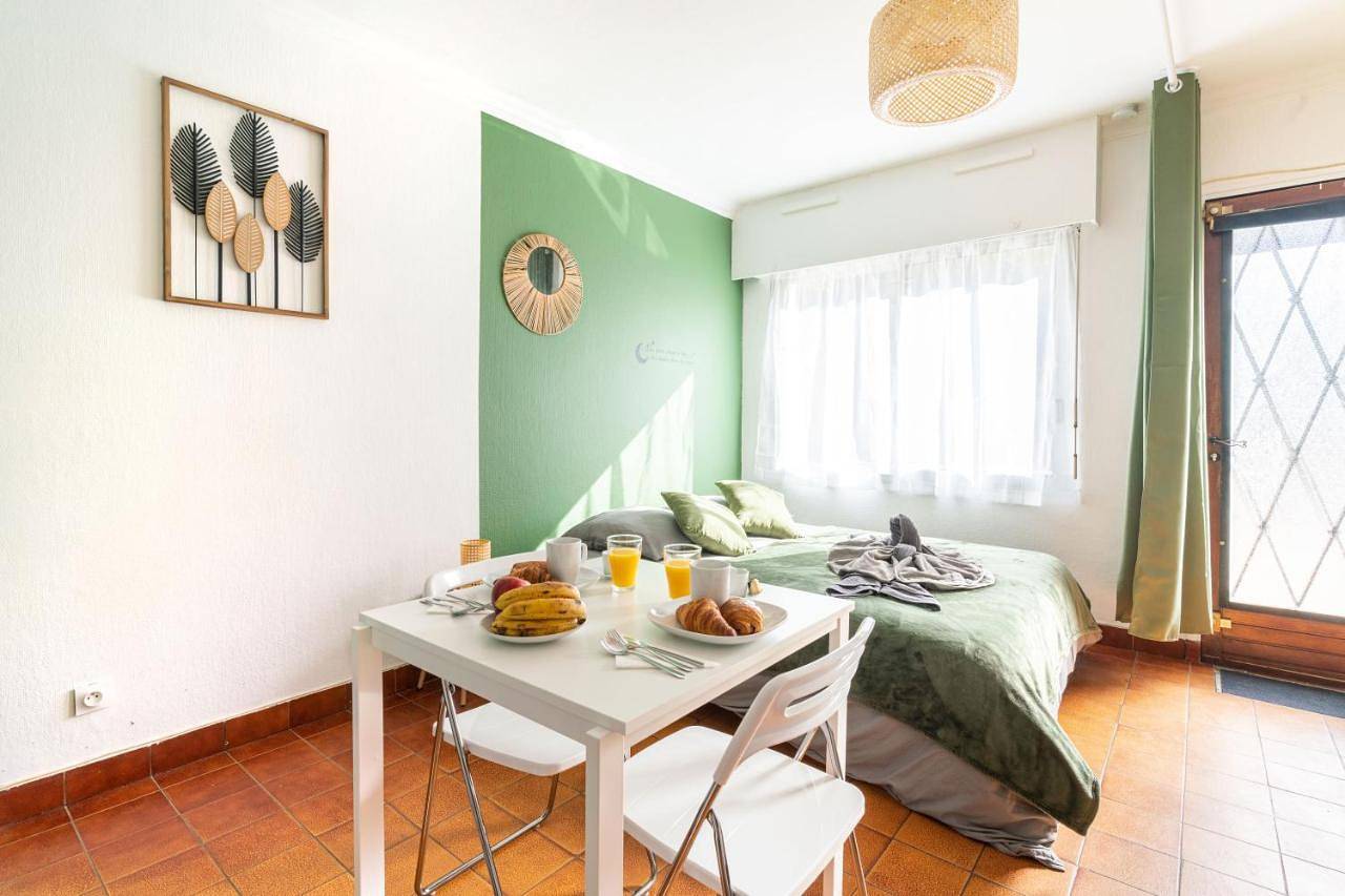 Appartement entier, Charmant studio avec terrasse, Gare à 200m et parking gratuit in Saint-Cyr-l'École, Yvelines