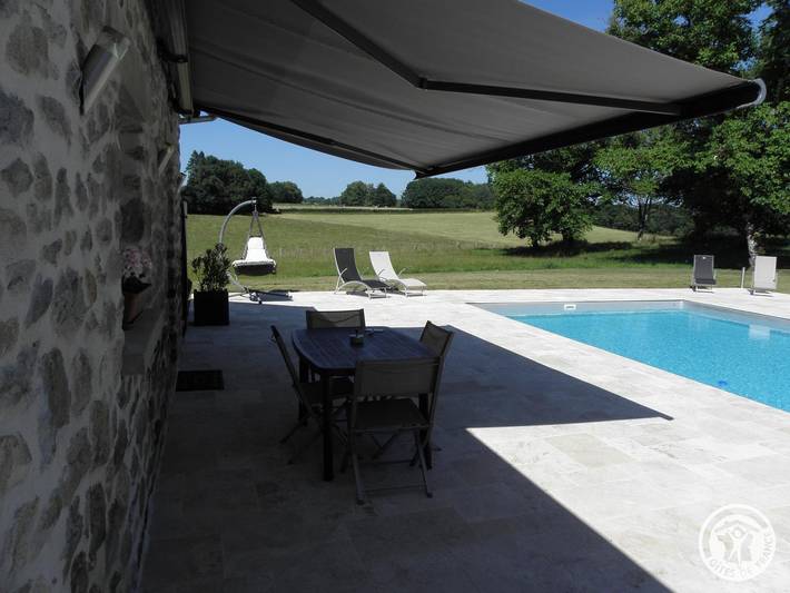 Gîte pour 2 personnes, avec Terrasse et Jardin ainsi que Piscine et Vue en Corrèze