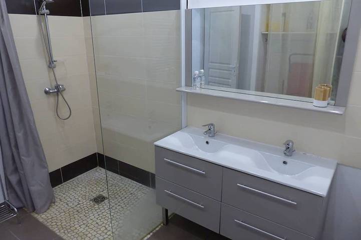 Appartement entier, Grand T2 climatisé, parking privé proche centre et plage in Côte Vermeille, Banyuls-sur-Mer
