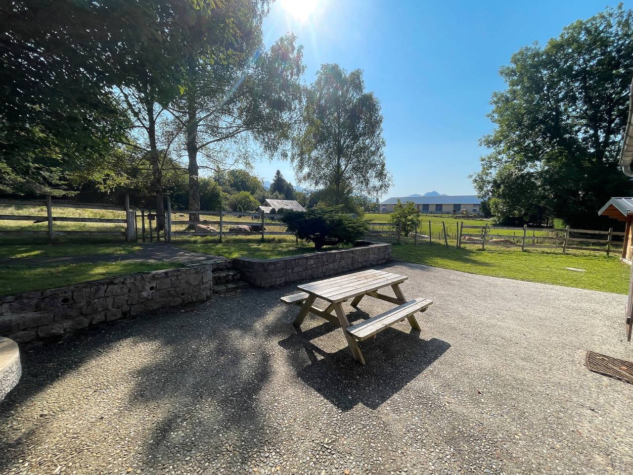 Vakantiehuis 'Ancienne Bergerie' met bergzicht, gedeeld terras en privé tuin in Castet, Béarn