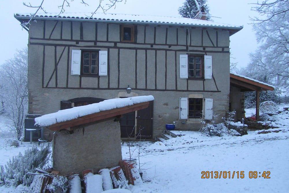 En el verde de una casa con entramado de madera con luces suaves. in Maurs, Región de Aurillac