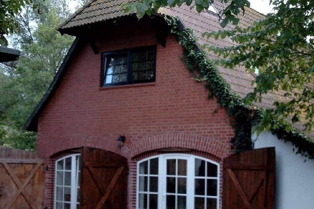 Appartement entier, Aalhaus Wustrow apartment to the courtyard 900m to the beach in Wustrow, Fischland