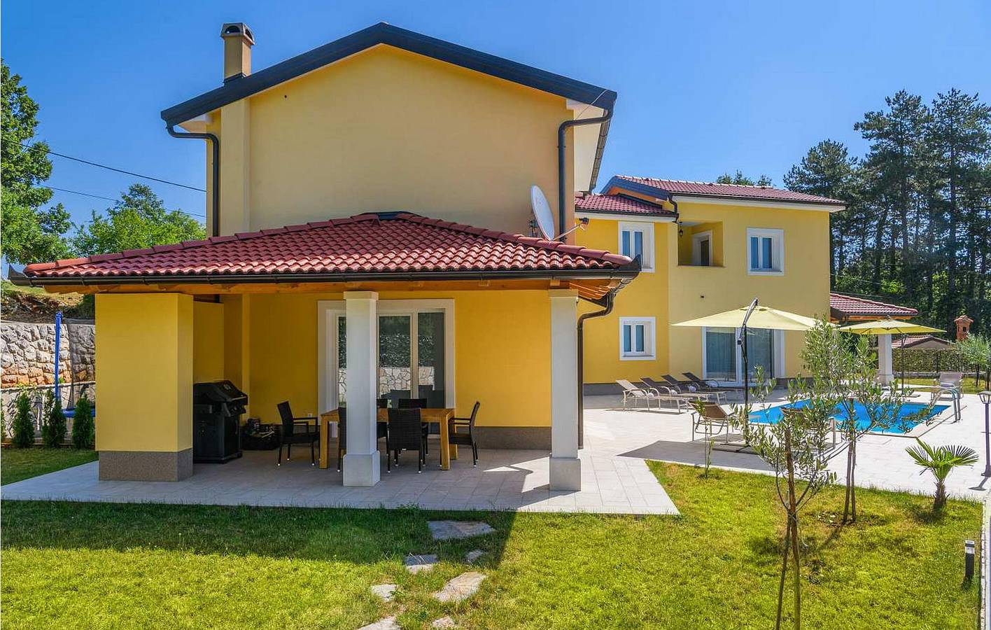 Geräumige 2-Zimmer-Wohnung mit Pool und Terrasse, 2 km vom Strand Sv. Ivan entfernt in Moscenicka Draga, Primorje-Gorski Kotar