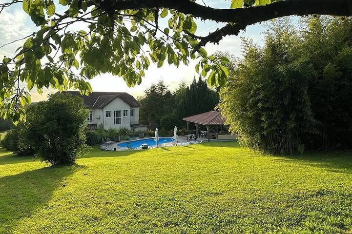 Location de vacances pour 14 personnes, avec jardin, animaux acceptés à Bussière-Galant