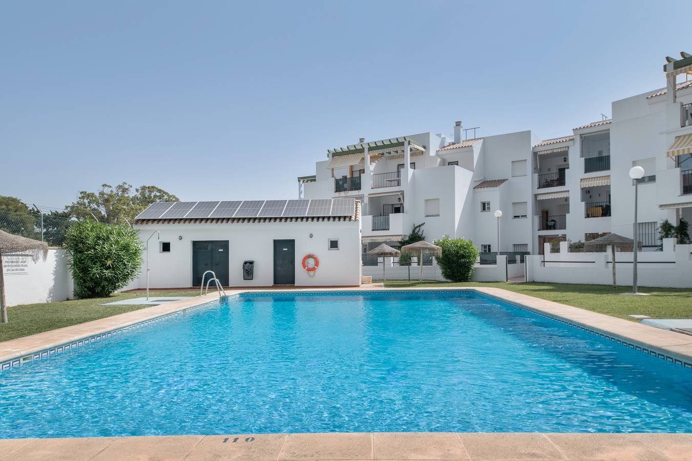Apartamento entero, Apartamento 'Refugio Atalaya Piscina y Parking' con piscina compartida, Wi-Fi y aire acondicionado. in Conil de la Frontera, Costa de la Luz