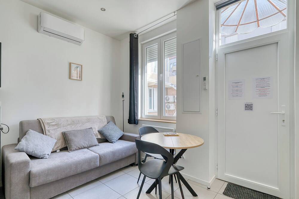 Appartement entier, Charmant T2 proche Lyon et métro climatisé in Villeurbanne, Lyon et ses environs