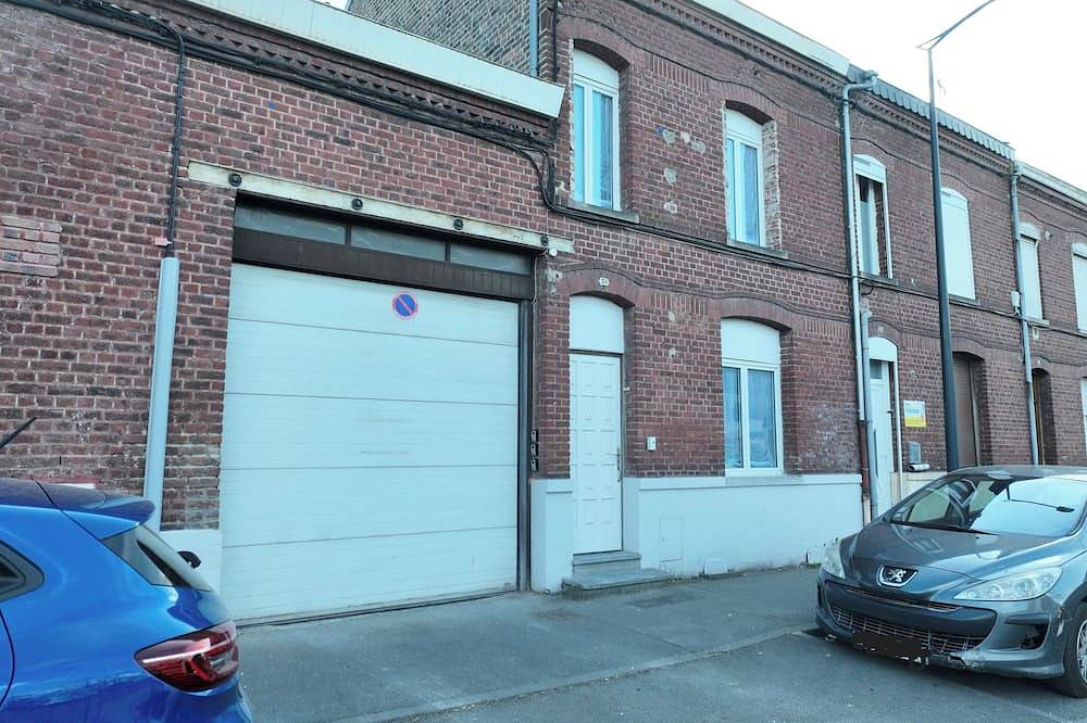 Entire apartment, Bright city apartment with 2 private indoor parking spaces in Beuvrages, Valenciennes region