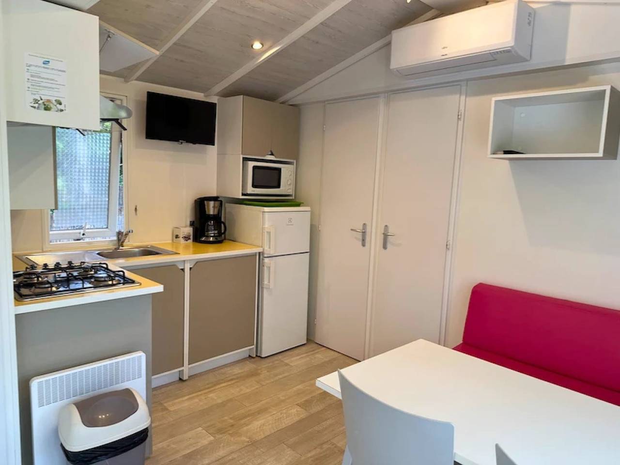 Zecamping 3 étoiles pataugeoire locatif Tv clim 24m2 in Saint-Rémy-de-Provence, Region de Arles