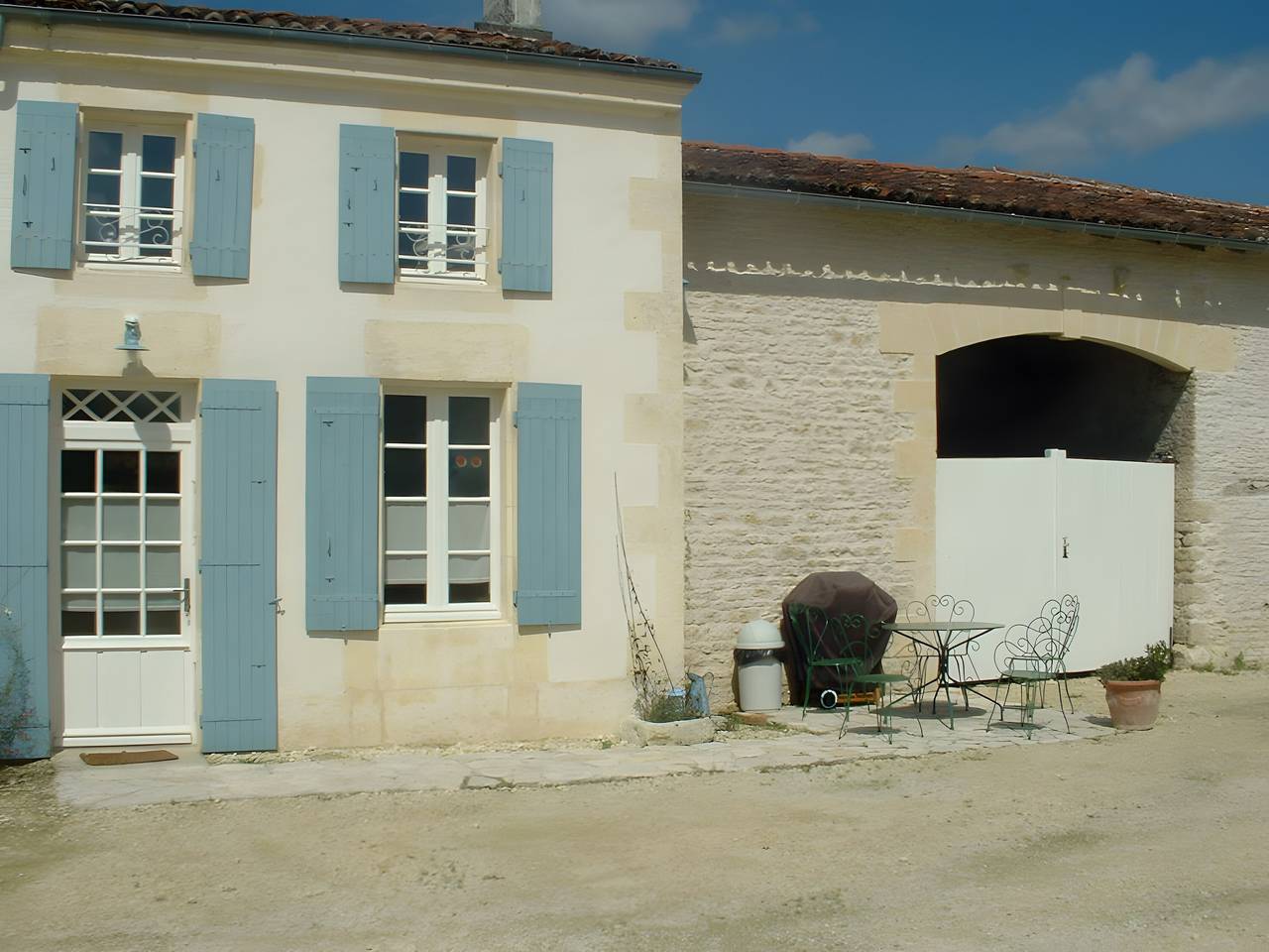 Maison de vacances « La Longère Suzanne » avec piscine partagée, terrasse et Wi-Fi in Fontenet, Région de Saint-Jean-d'Angély