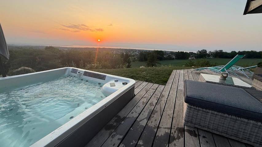Gîte pour 2 personnes, avec Jacuzzi et Terrasse ainsi que Jardin et Vue à Lyaud